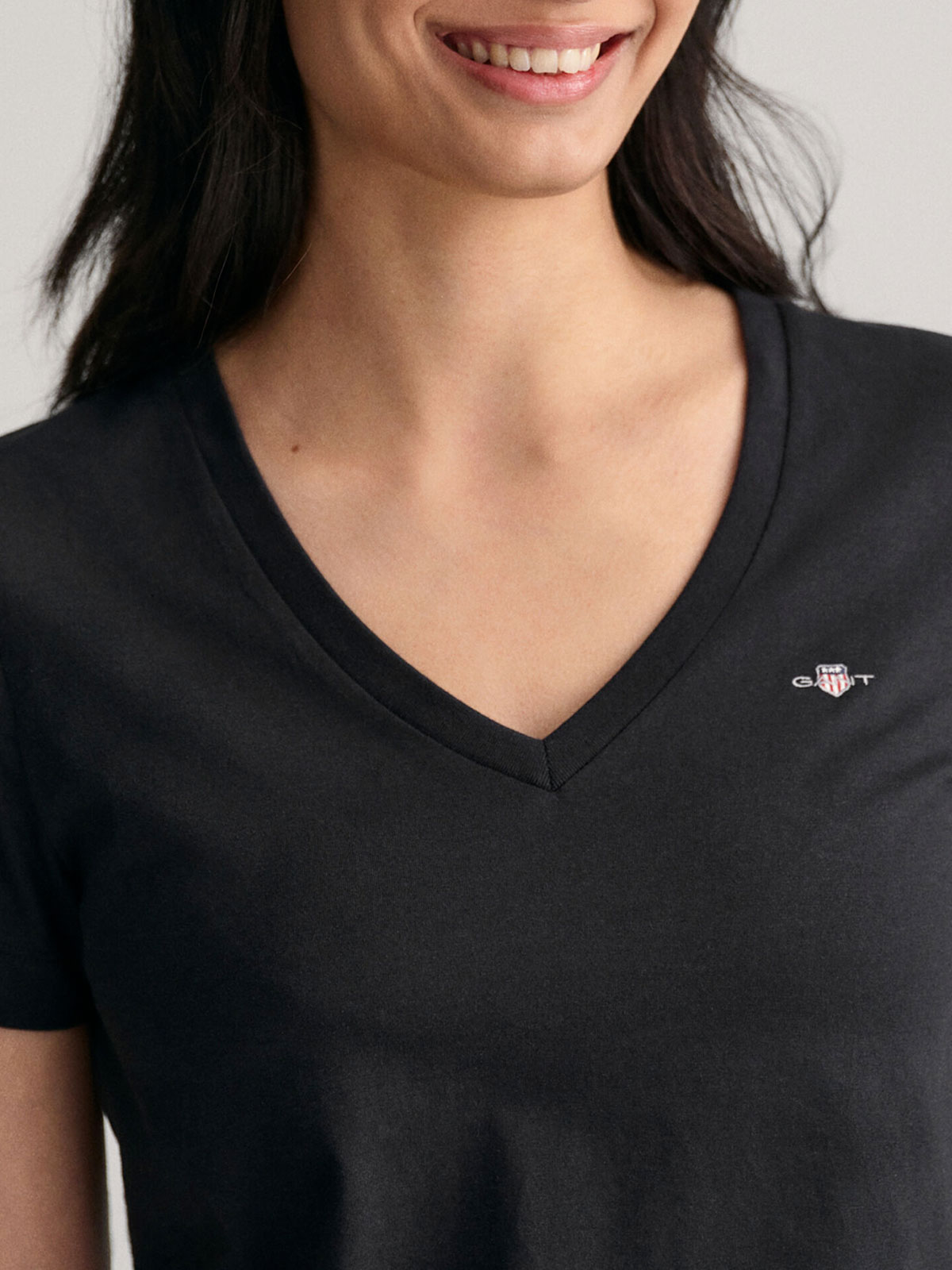 Gant Reg Shield Ss V-Neck T-Shirt 5 | 2303.4200750 | Botta & B Online Store | V-Shirts