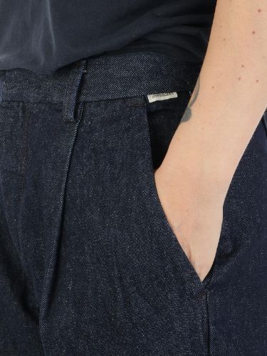 Immagine di Women's Maemi Denim Rinse Chino Pants